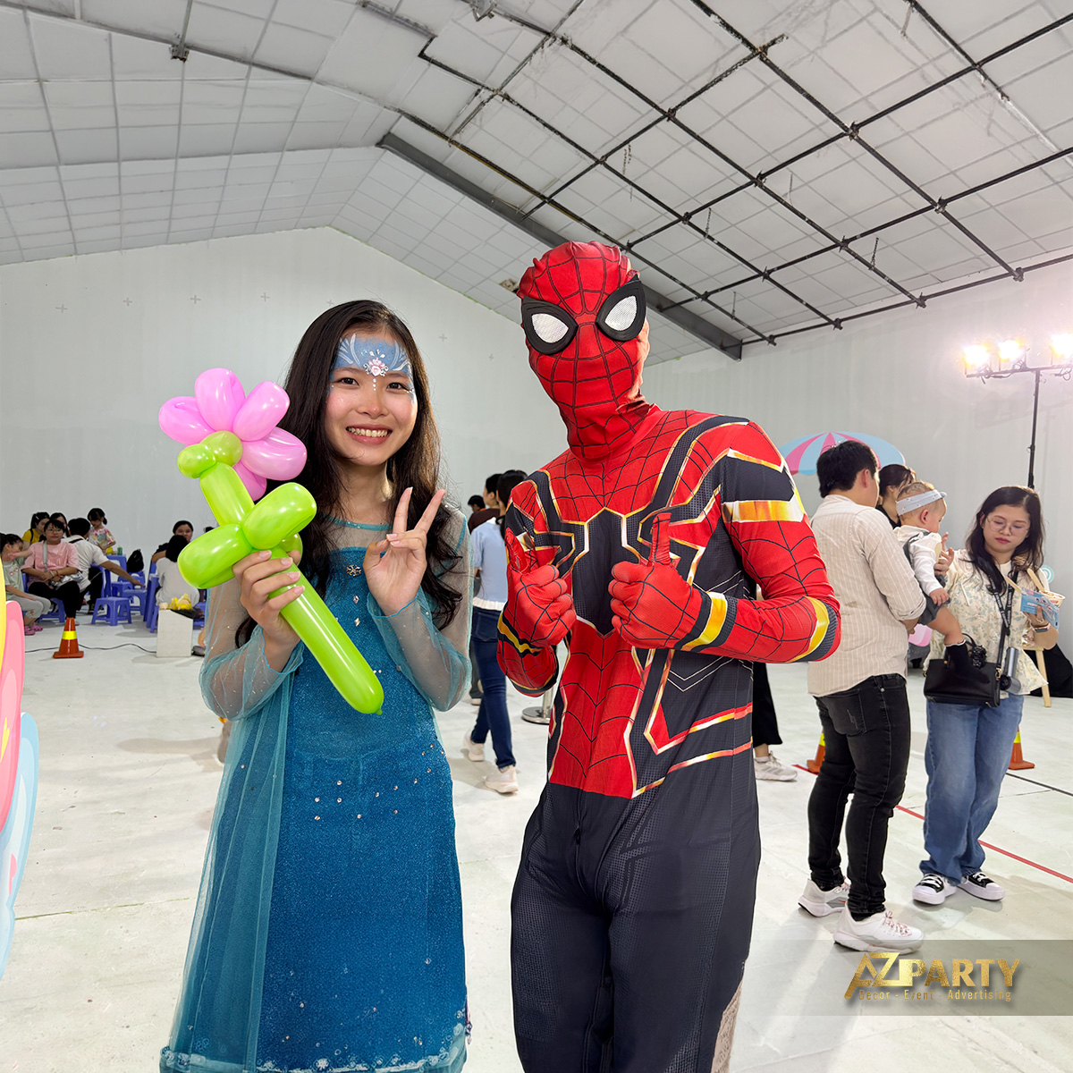 Nghệ sĩ biểu diễn trên sân khấu với backdrop ngày hội gia đình ASW Happy Family Day
