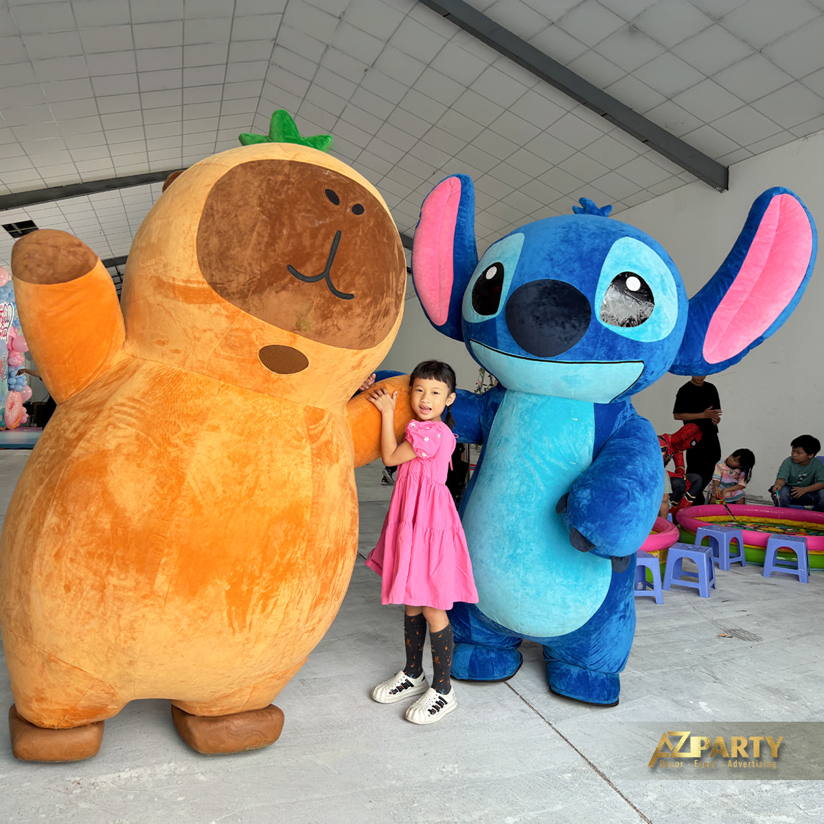 Mascot khổng lồ Stitch và Capybara chụp ảnh cùng bé gái tại ngày hội gia đình ASW