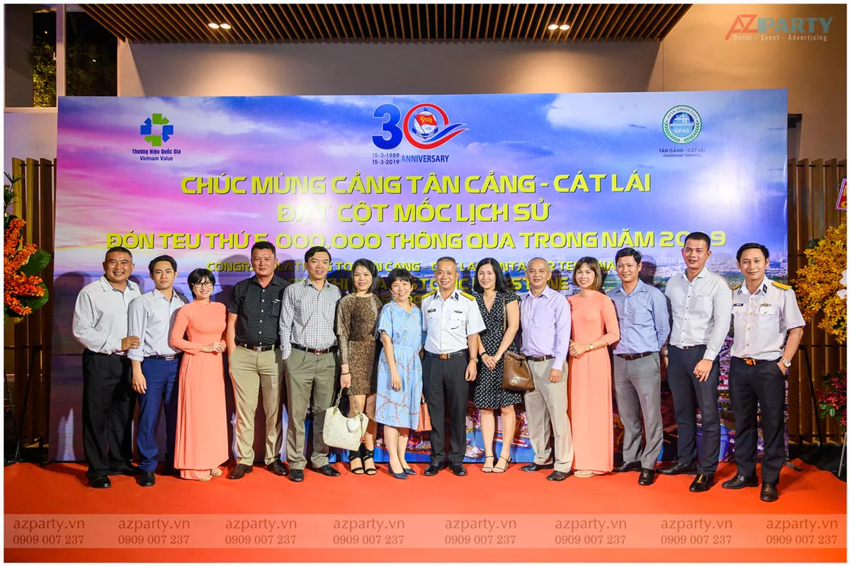 Đại diện ban lãnh đạo chụp ảnh trước backdrop chúc mừng Cảng Tân Cảng - Cát Lái