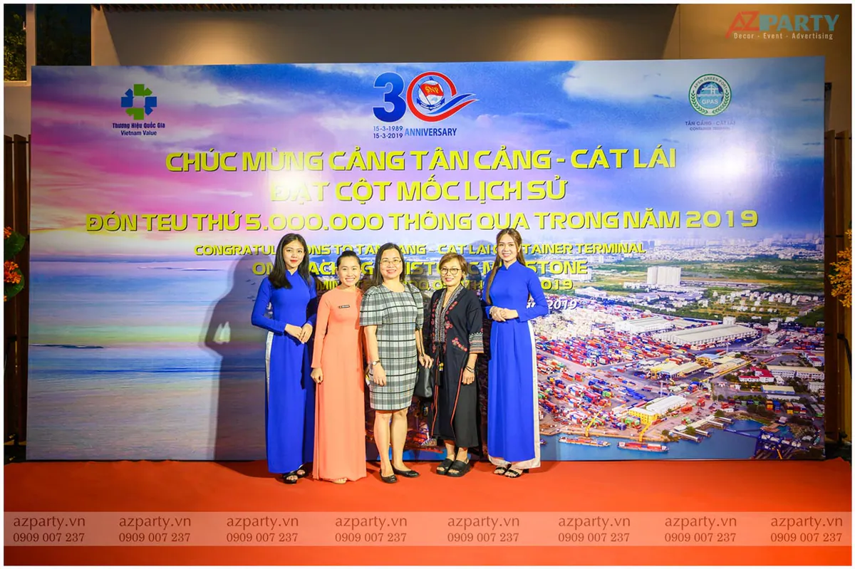 Các PG và khách mời nữ chụp ảnh check-in sự kiện cột mốc lịch sử Cát Lái