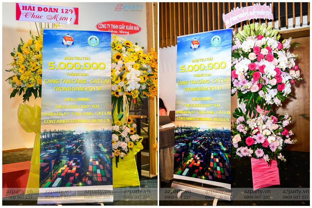 Standee thông tin và lẵng hoa chúc mừng từ các đơn vị đối tác