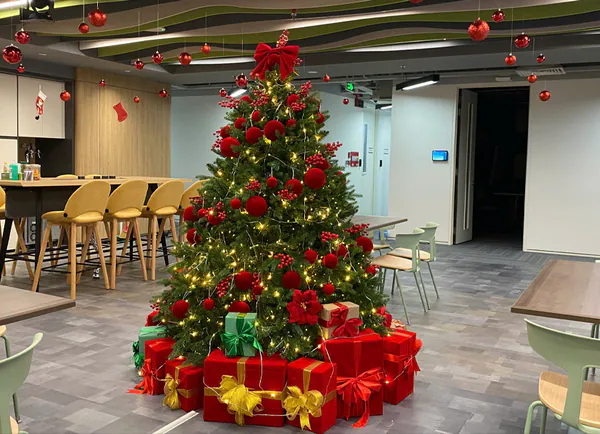 Trang trí Noel văn phòng công ty Roche Pharma