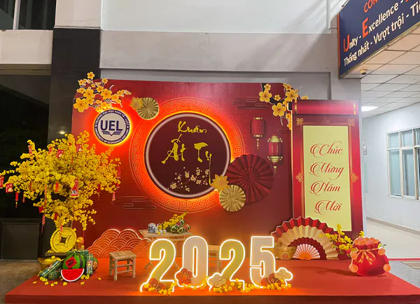 Trang trí Tết truyền thống tại Trường Đại học Kinh tế – Luật UEL