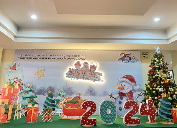 Đại học quốc gia bừng sáng với không gian trang trí Noel độc đáo