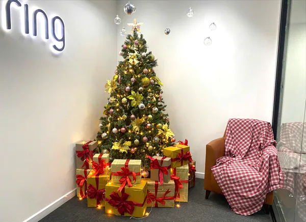 Trang Trí Noel Văn Phòng Amazon – Sắc Vàng Sang Trọng, Hiện Đại