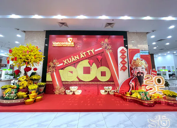 Trang trí Tết Vietcombank 2025 – Tiểu cảnh rực rỡ tại hai chi nhánh