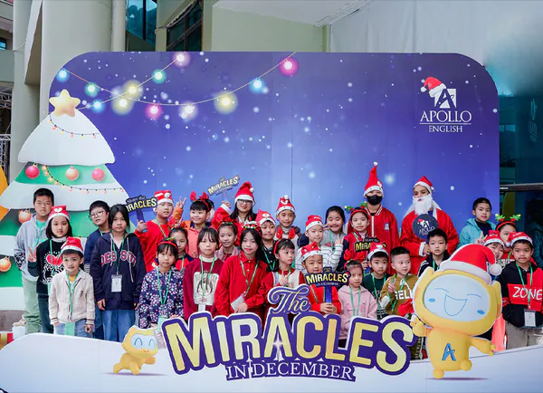Mừng giáng sinh với tiểu cảnh trang trí Noel rực rỡ tại Apollo English