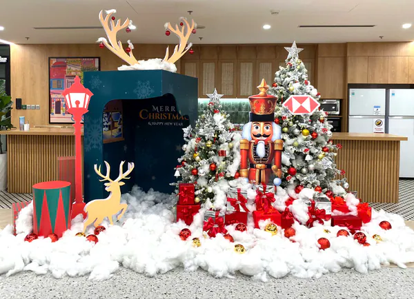 Trang Trí Noel Ngân Hàng HSBC – Không Gian Lễ Hội Ấm Áp & Sắc Màu