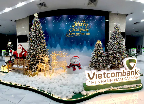 Trang Trí Noel Ngân Hàng Vietcombank Nam Sài Gòn – Concept “Rừng Tuyết Trắng” Sang Trọng