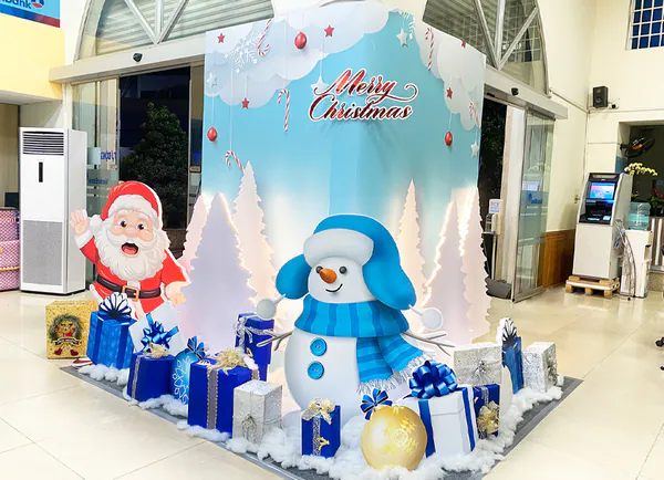 Trang trí Noel tại ngân hàng VietinBank – Không gian lễ hội mang sắc thương hiệu