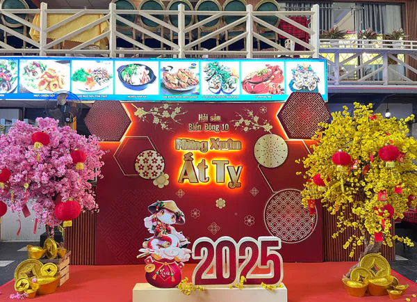 Trang trí Tết Ất Tỵ rực rỡ tại Nhà hàng Biển Đông