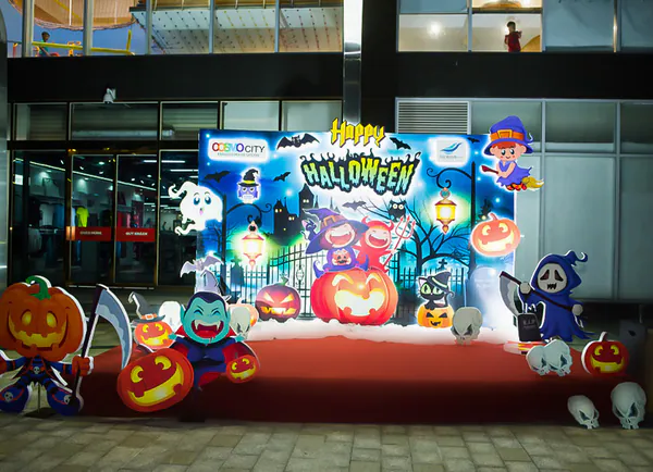 Hóa thân vào những nhân vật hoạt hình trong đêm tiệc Halloween tại Cosmo City