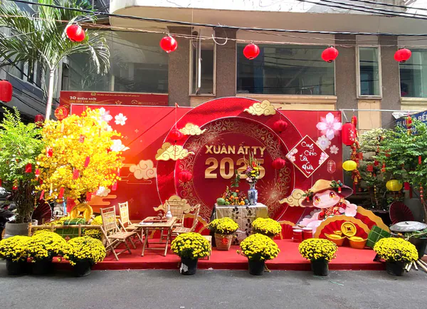Trang trí Tết ngoài trời tại Khu phố 4 – Quận 1 rực rỡ sắc xuân
