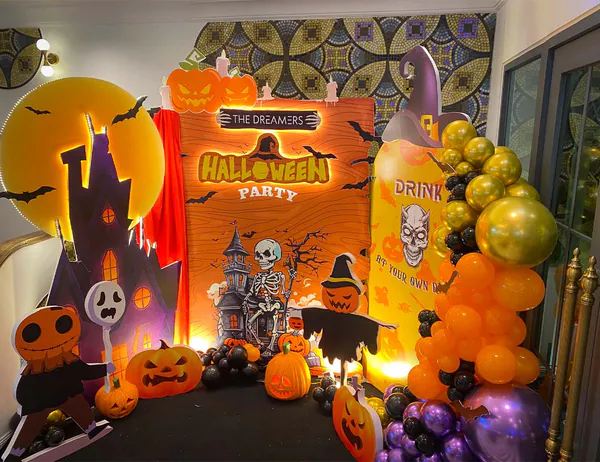 The Dreamers đón Halloween với background trang trí ấn tượng