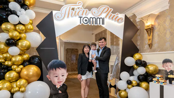 Trang trí tiệc thôi nôi bé Tommi cá tính chủ đề Boss Baby