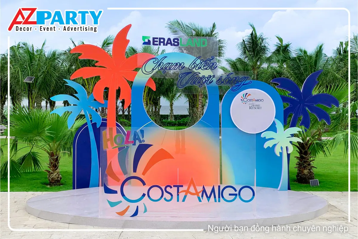 Booth check in Costamigo với tone màu xanh và cam, thiết kế theo bãi biển