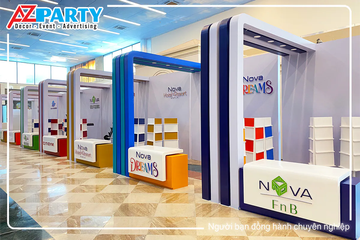 các booth của Novaland do AZparty thực hiện, mỗi booth mang một màu sắc riêng theo từng thương hiệu, các booth nằm bên trái sân khấu
