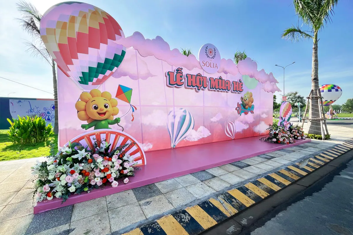 Booth check in chính tại sự kiện mùa hè của The Solia, booth được thiết kế theo tone màu hồng cùng những chú mascot hoa hướng dương