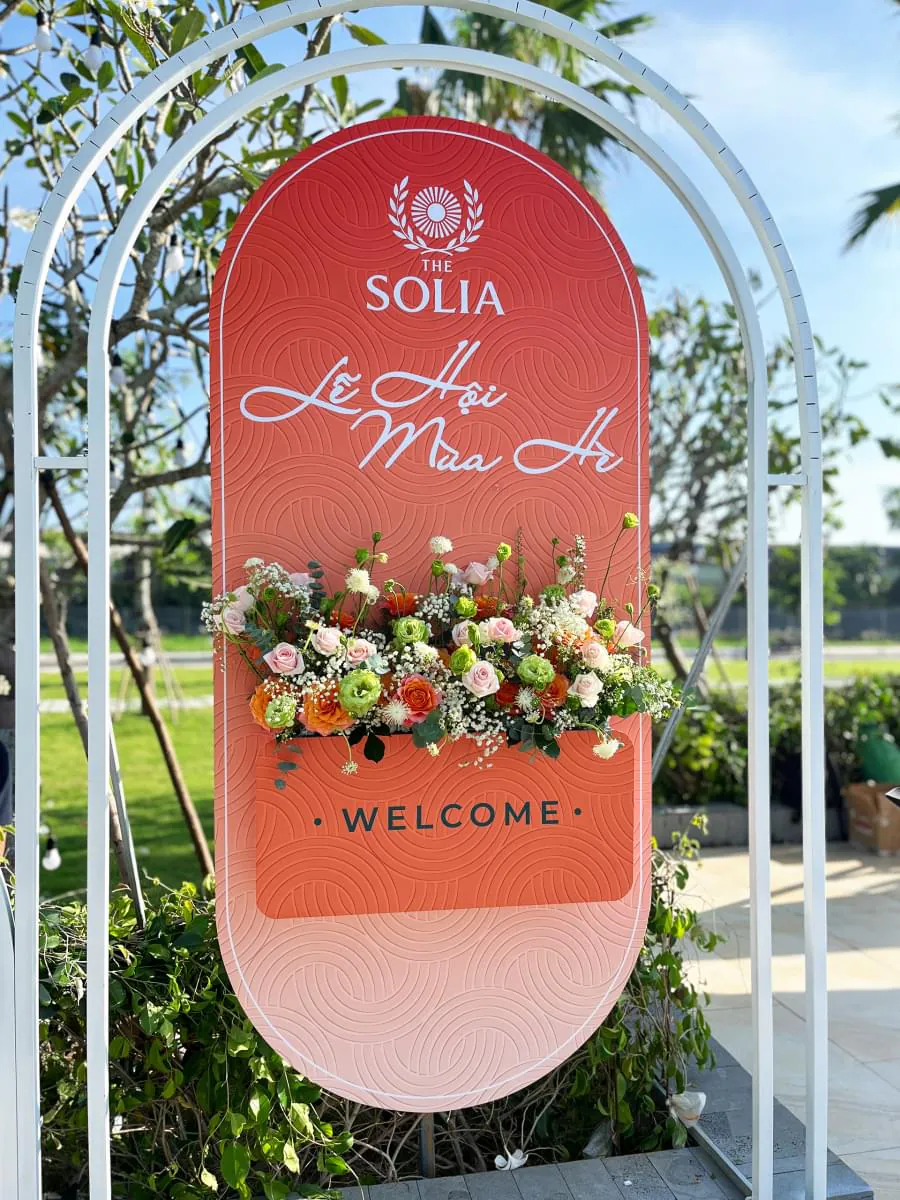 Bảng welcome tại sự kiện mùa hè The Solia được làm từ chất liệu formex và hoa tươi