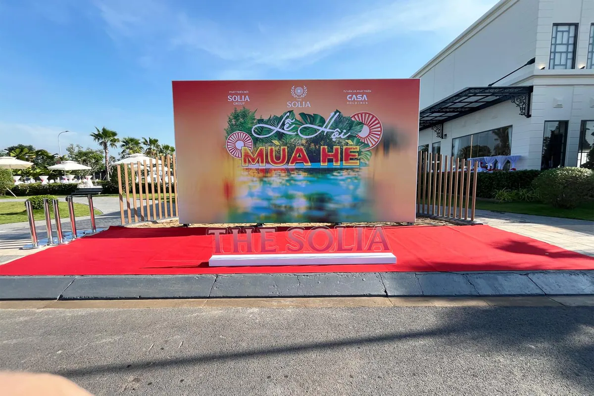 Booth check in thứ 2 tại sự kiện được làm từ Hiflex, phía trước là bộ chữ The Solia từ mica