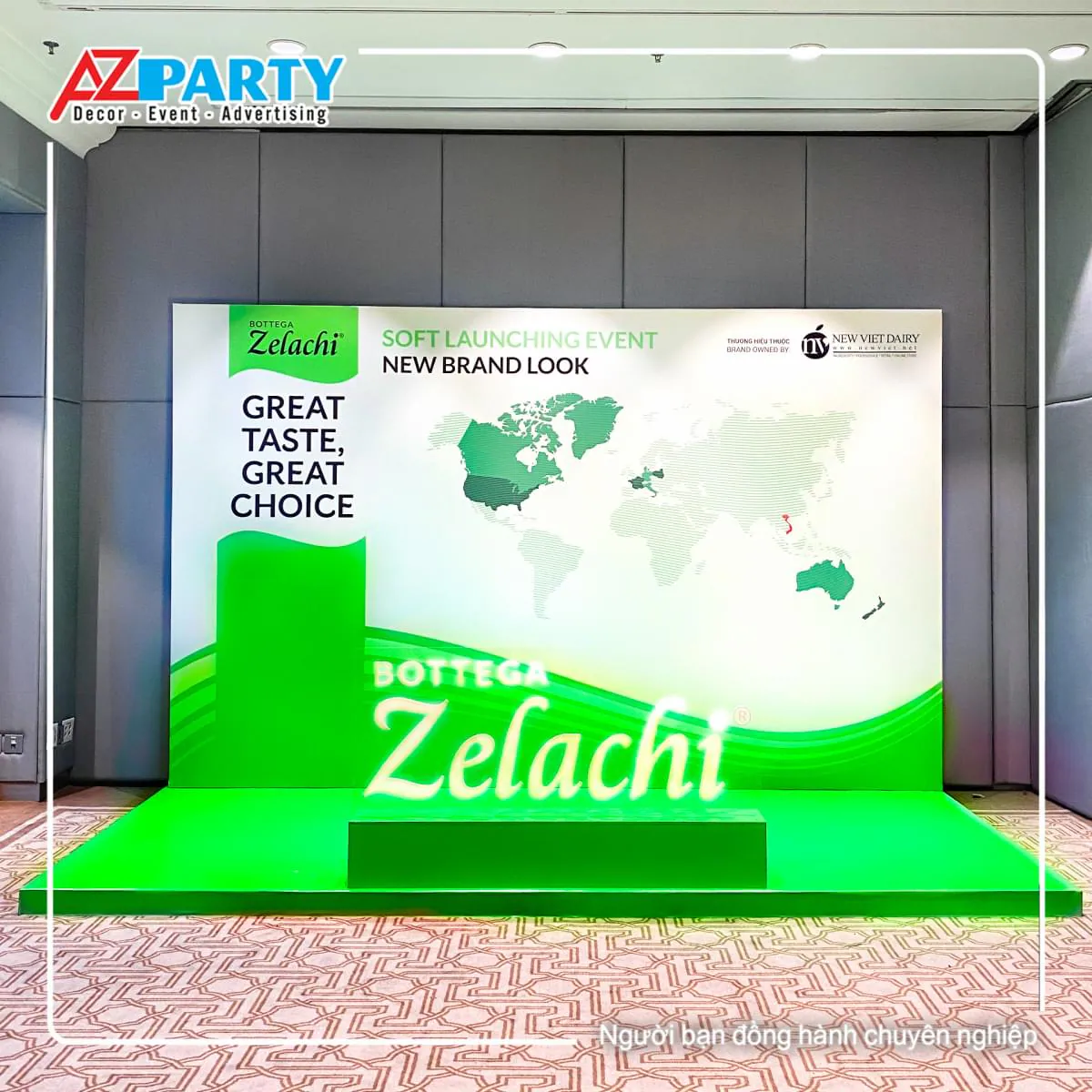 Photobooth check in trong sự kiện của Zelachi, booth sử dụng tone màu xanh và trắng sữa
