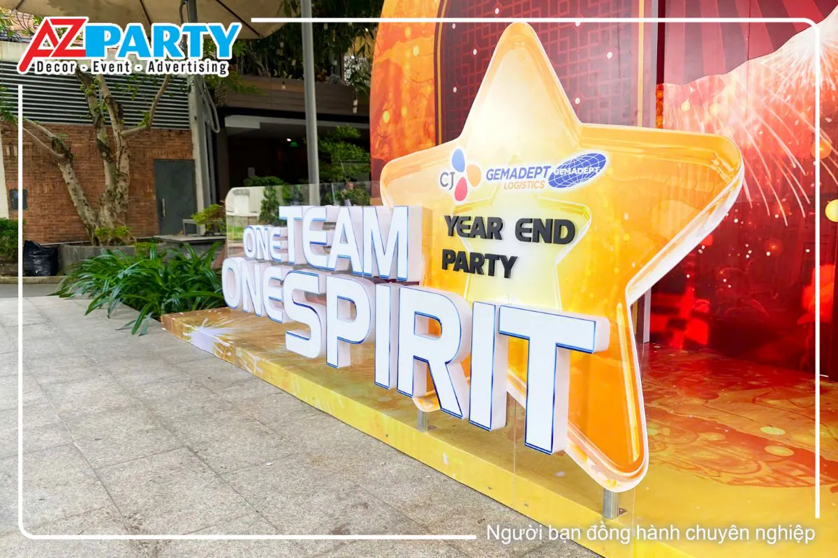 Cận cảnh mô hình chữ nổi 3D One Team One Spirit màu trắng viền xanh dương và logo ngôi sao vàng CJ Gemadept Logistics Year End Party.