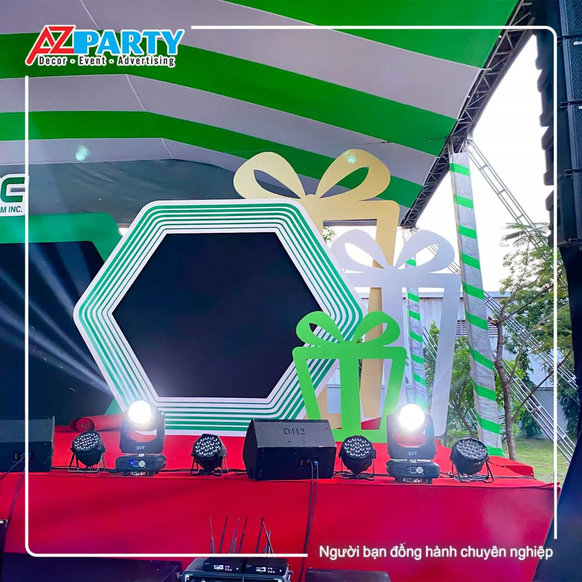Tiểu cảnh trang trí hình hộp quà tặng sinh động bên cạnh màn hình LED sân khấu
