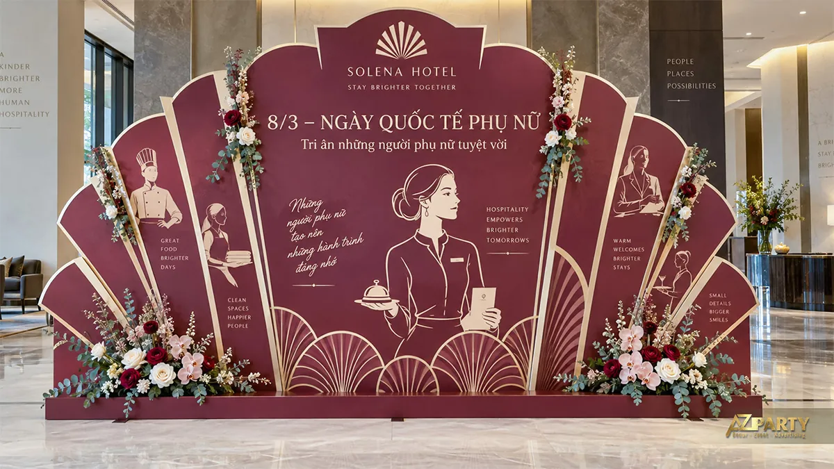 Phông đỏ rượu vang hình quạt tại khách sạn với nét vẽ nữ lễ tân và hoa trắng đỏ
