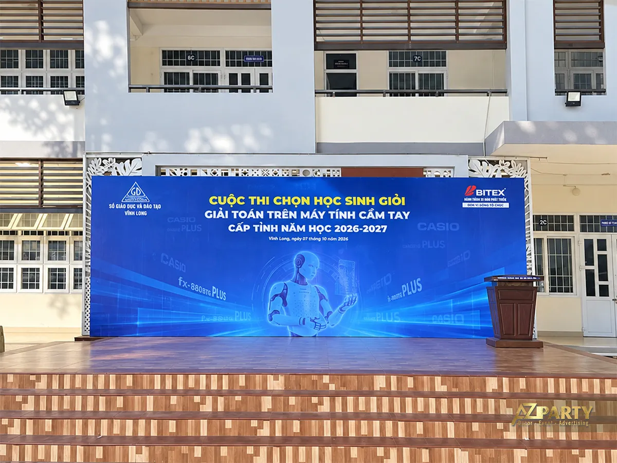 Backdrop xanh của cuộc thi giải toán trên máy tính cầm tay đặt trên sân khấu THCS Bến Tre