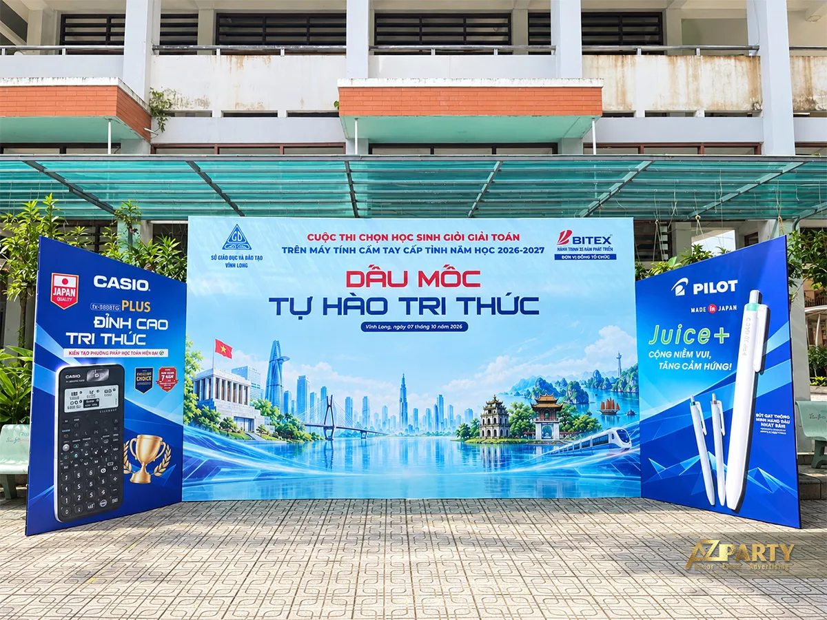 Khu chụp hình Dấu mốc tự hào tri thức tại THCS Bến Tre với vách CASIO và PILOT hai bên