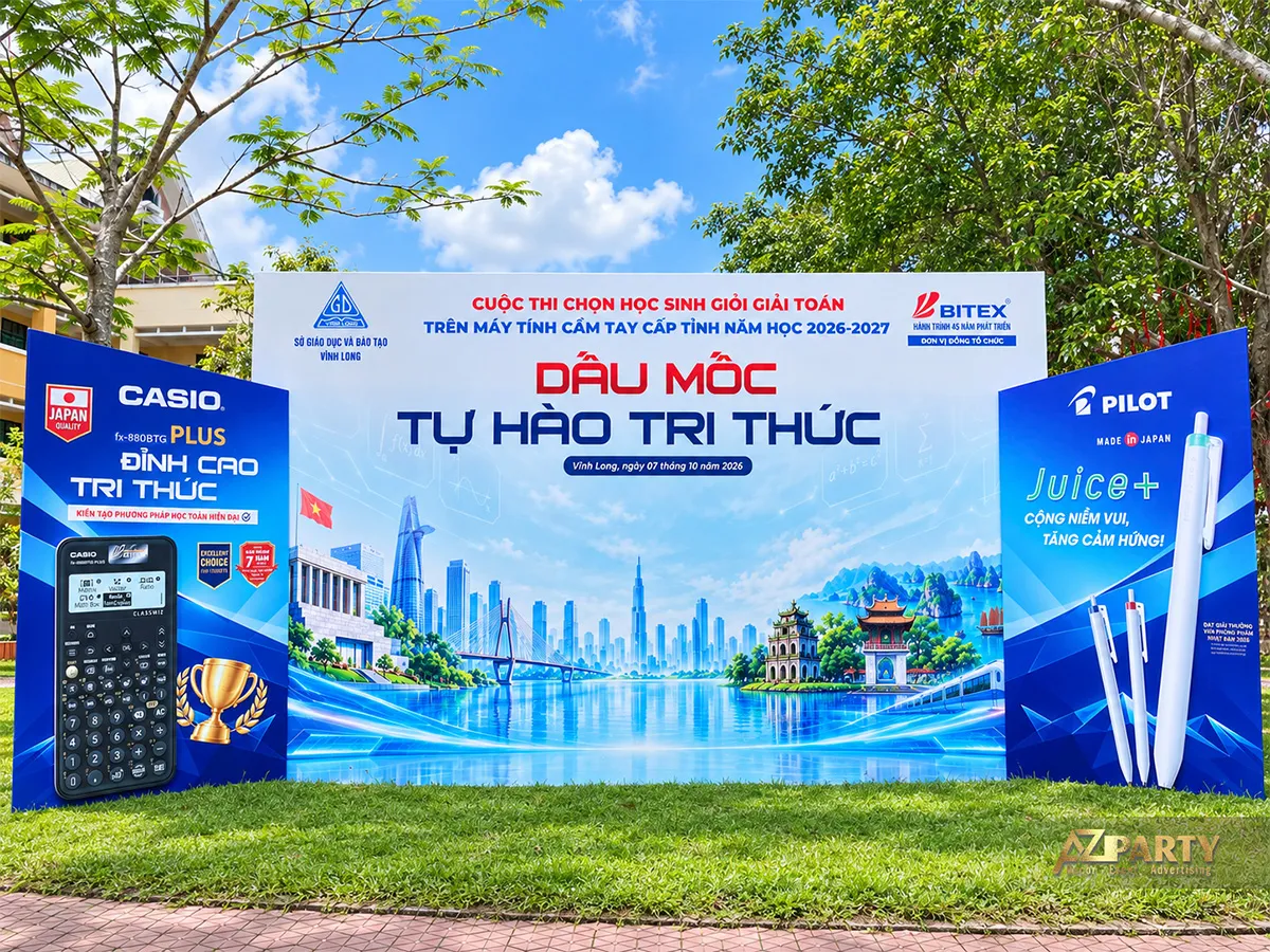 Vách chụp hình xanh trắng cùng hình máy tính CASIO và bút PILOT trên sân cỏ