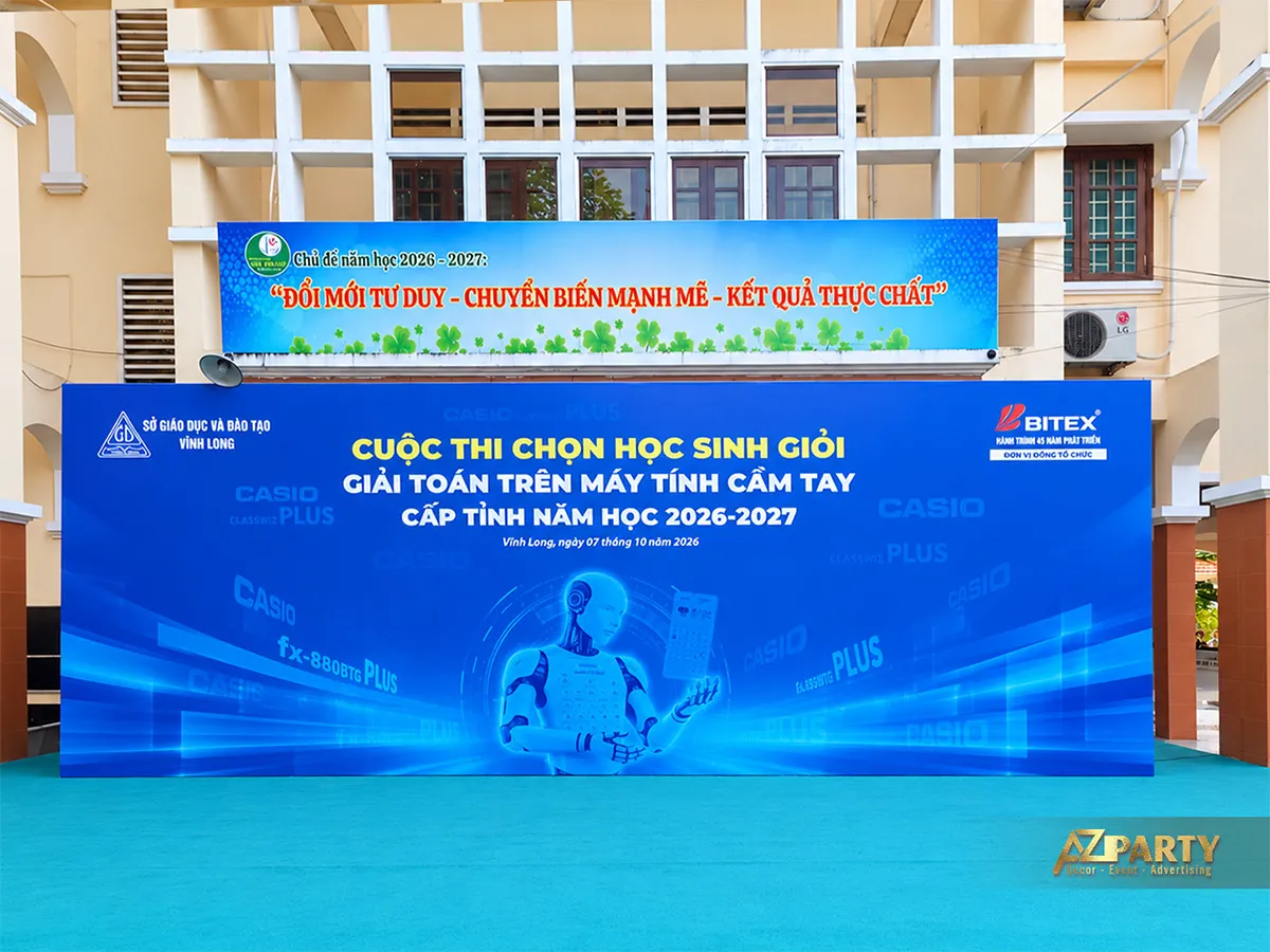 Phông nền cuộc thi màu xanh với hình robot cầm máy tính trên sân khấu THPT Lưu Văn Liệt