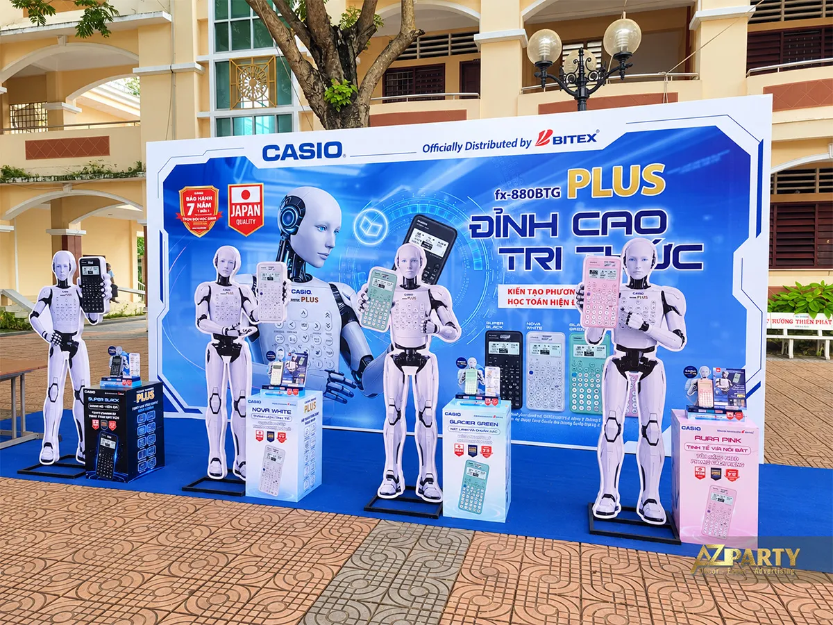 Vách CASIO fx-880BTG PLUS cùng các hình robot và trụ trưng bày máy tính nhiều màu