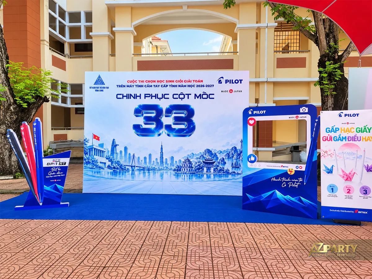 Góc Chinh phục cột mốc 33 với khung chụp hình PILOT và mô hình bút lớn