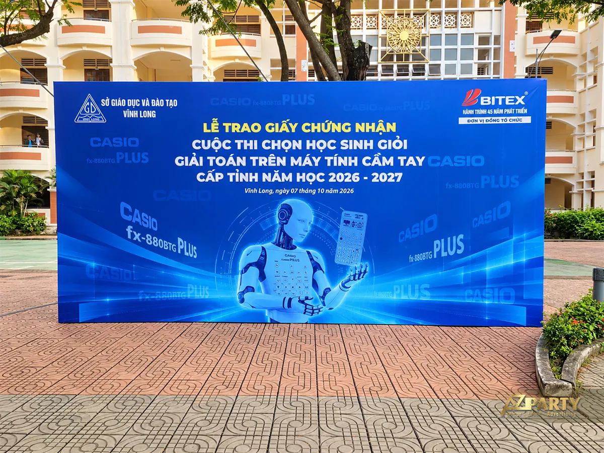 Backdrop lễ trao giấy chứng nhận với logo Sở Giáo dục và Đào tạo Vĩnh Long và BITEX