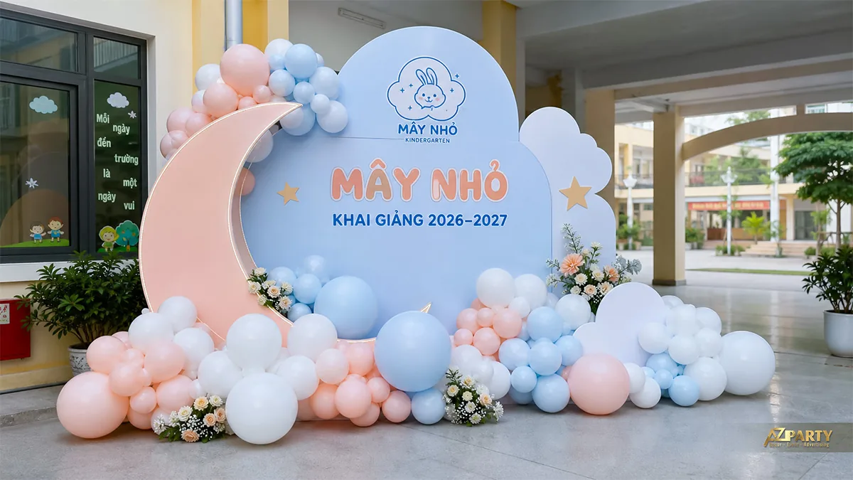 Backdrop khai giảng Mây Nhỏ với trăng khuyết hồng, mây và bóng xanh trắng pastel