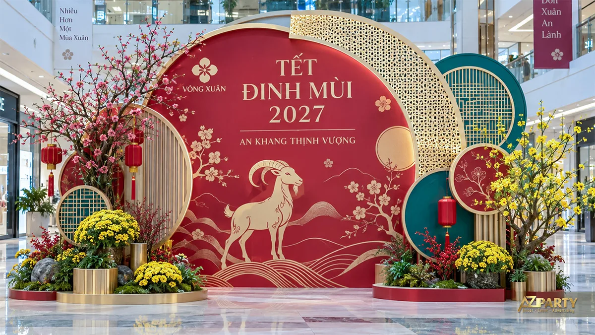 Backdrop vòng tròn đỏ vàng tại trung tâm thương mại với hoa đào, hoa mai và đèn lồng