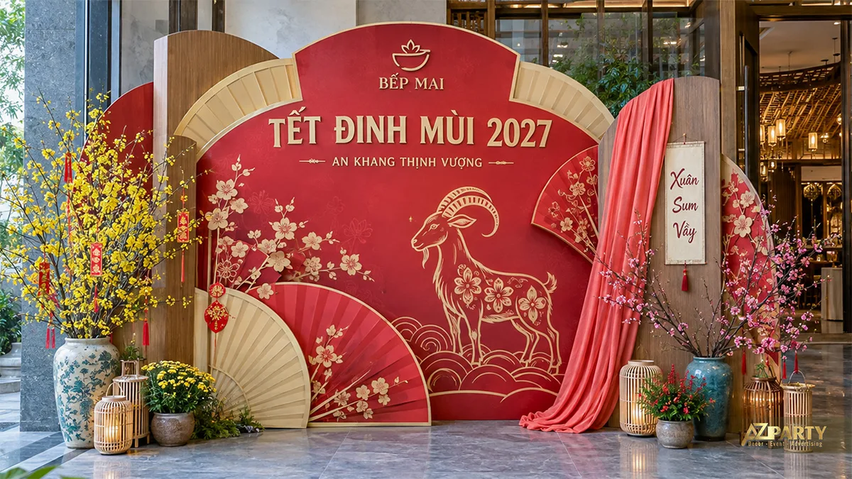 Góc chụp Tết nền đỏ với quạt lớn, rèm vải hồng và hình dê tại nhà hàng