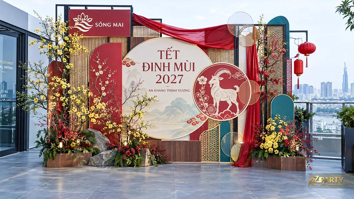 Backdrop ngoài trời có mảng tre, rèm đỏ, đèn lồng và vách tròn hình dê