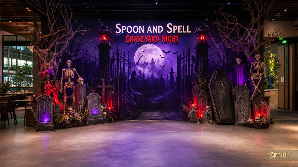 Backdrop đêm nghĩa địa Halloween với cổng sắt, bộ xương, bia mộ và quan tài