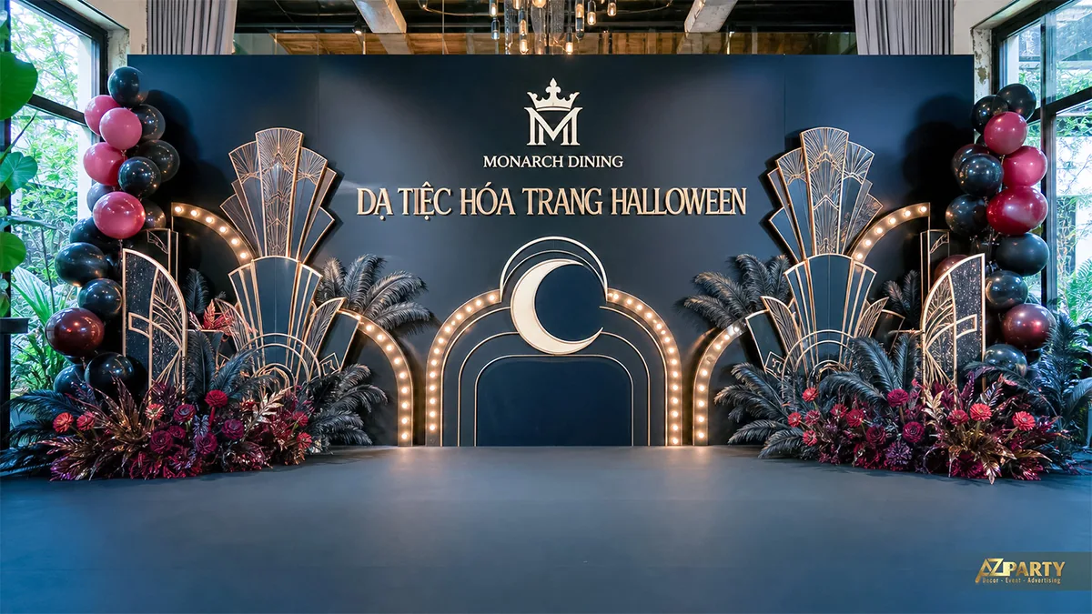 Không gian Halloween phong cách Art Deco đen vàng với mặt nạ, vòng trăng và cụm bóng