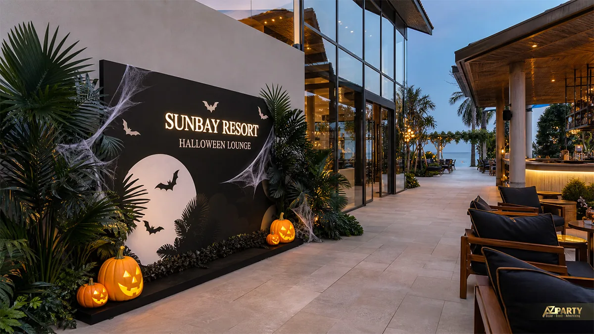 Backdrop Halloween tại khu nghỉ dưỡng với mặt trăng, dơi và cây xanh nhiệt đới