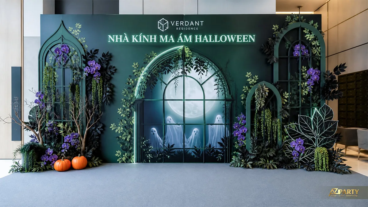 Backdrop nhà kính Halloween với cửa vòm, ánh trăng, bóng ma và hoa lan tím