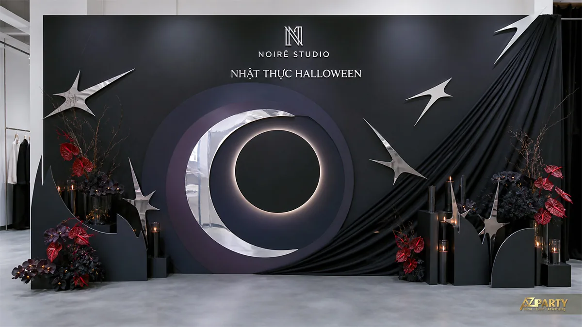 Phông Halloween tối giản đen bạc với vòng nhật thực, sao kim loại và hoa đỏ sẫm