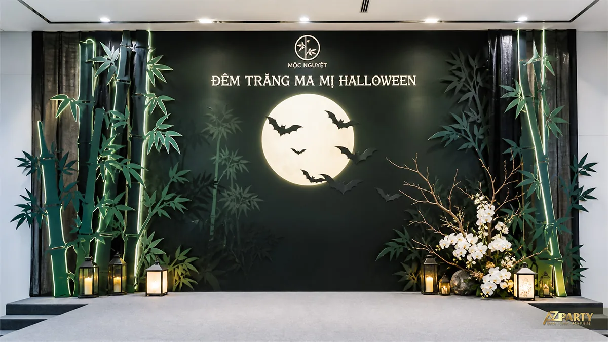 Phông Halloween xanh đậm với rừng tre, trăng tròn, đàn dơi và hoa lan trắng