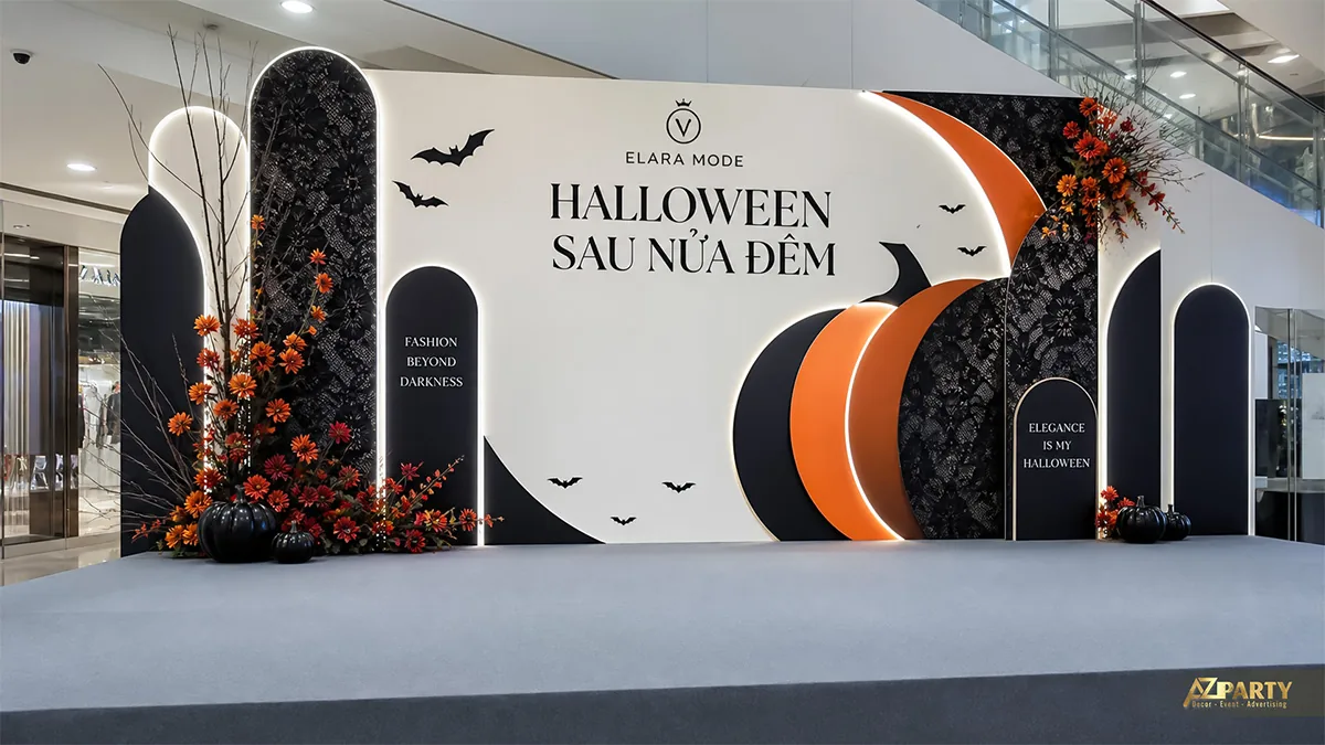 Backdrop Halloween trắng đen cam với các khối vòm, bí ngô đen và hoa cam