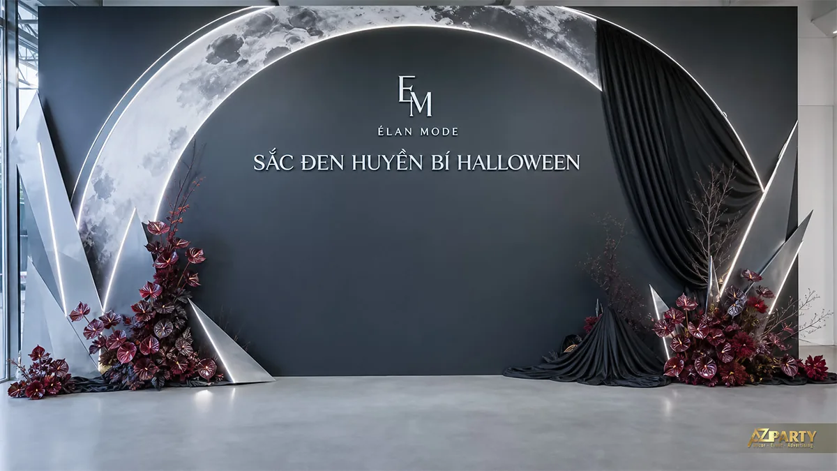 Phông Halloween sang trọng với trăng khuyết ánh bạc, rèm đen và cụm hoa đỏ rượu
