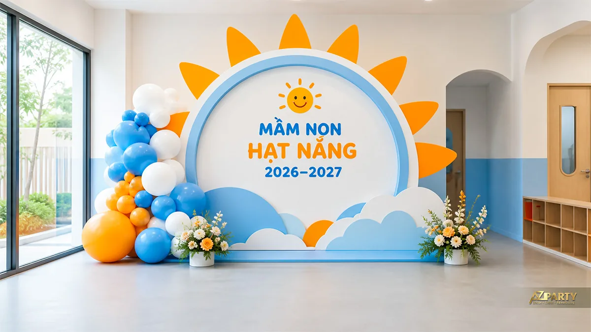 Backdrop khai giảng mầm non Hạt Nắng tạo hình mặt trời, mây xanh và cụm bóng