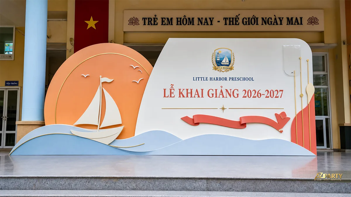Backdrop khai giảng Little Harbor Preschool màu cam xanh với thuyền buồm và sóng biển