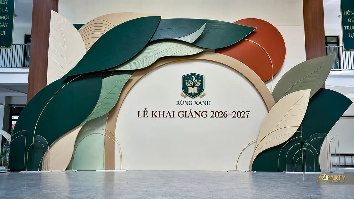 Backdrop khai giảng Rừng Xanh với những lớp lá lớn màu xanh, kem và cam đất